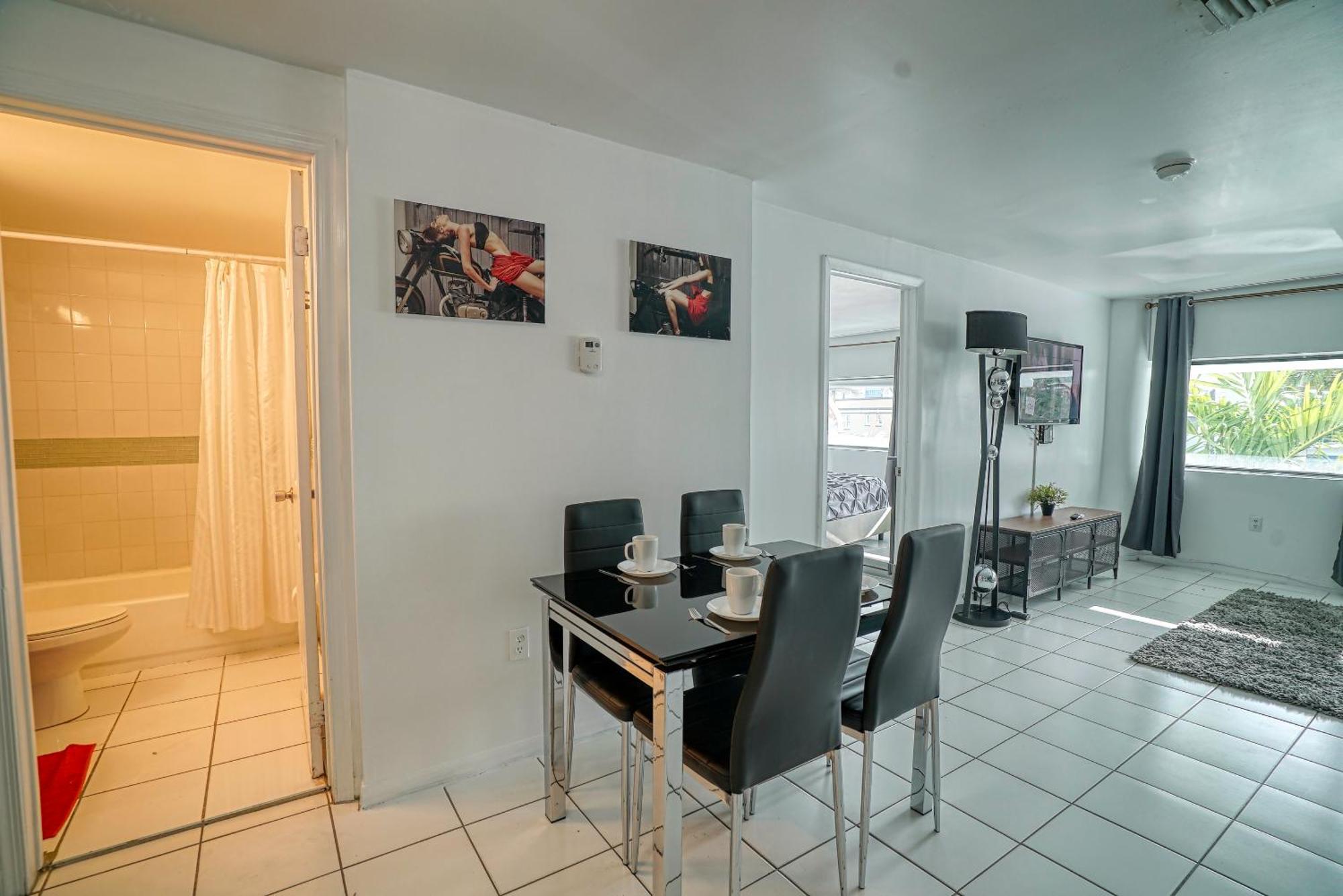 Deluxe Studios And Apartments At The Casablanca Miami Beach Room photo