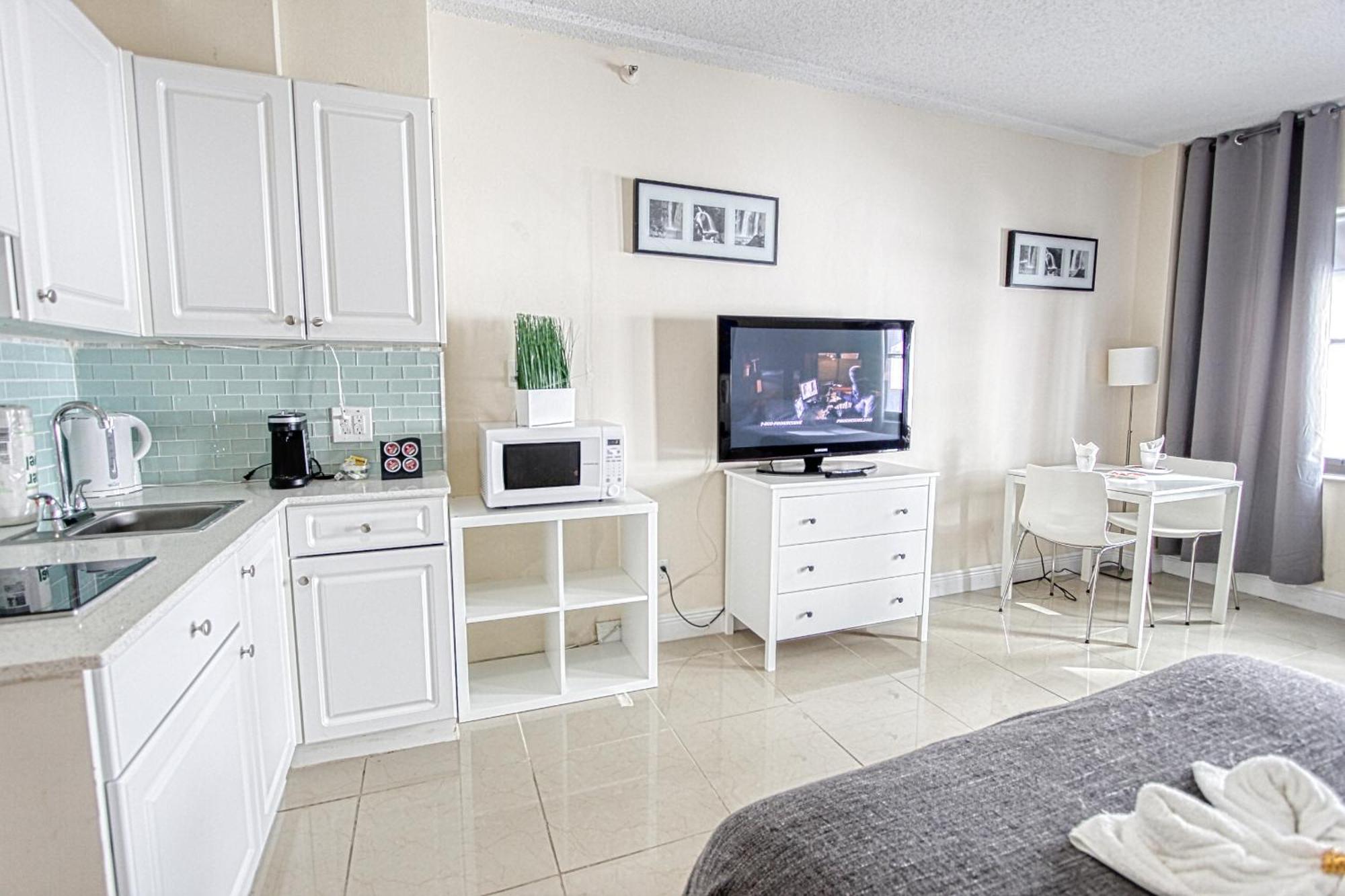 Deluxe Studios And Apartments At The Casablanca Miami Beach Room photo