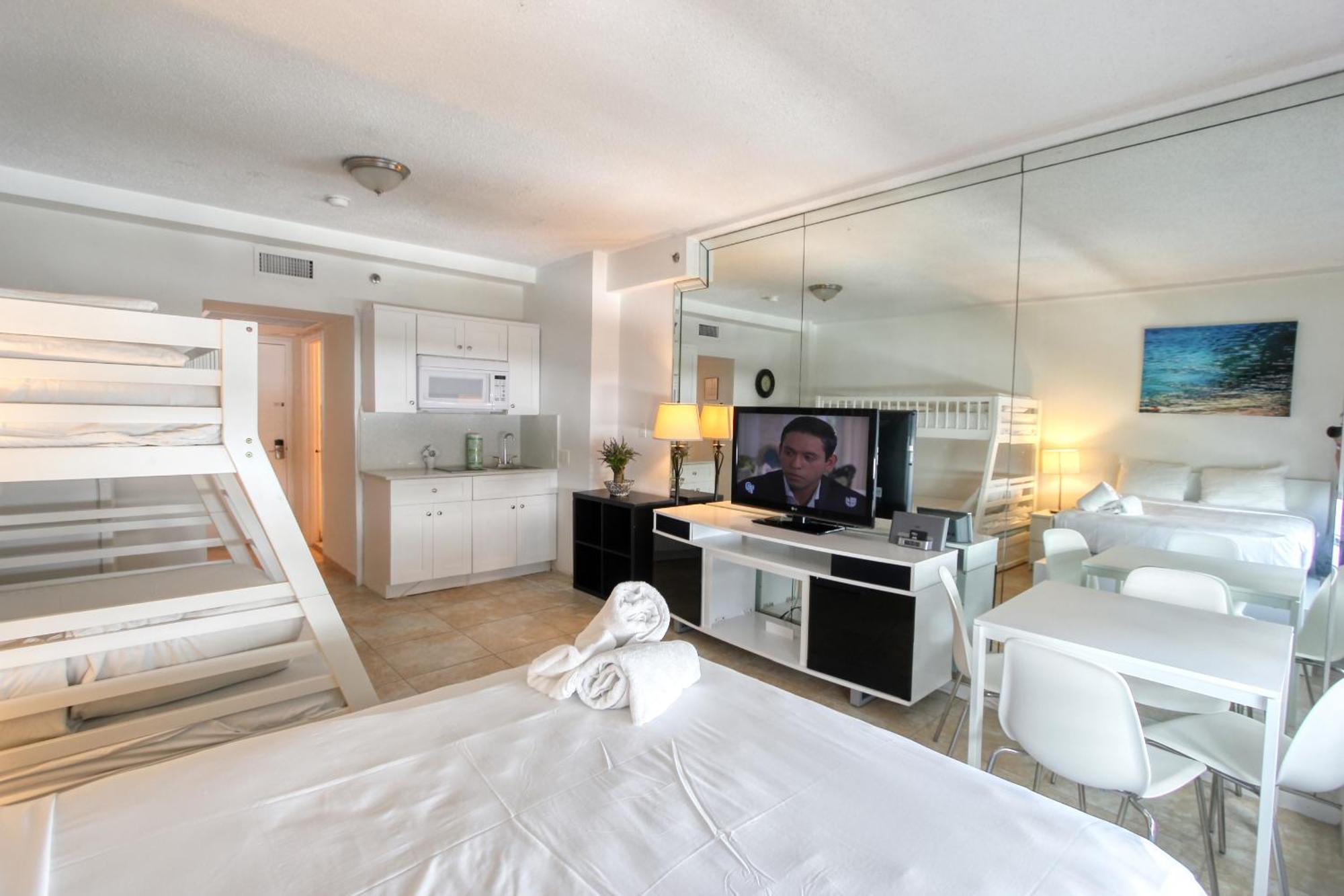 Deluxe Studios And Apartments At The Casablanca Miami Beach Room photo