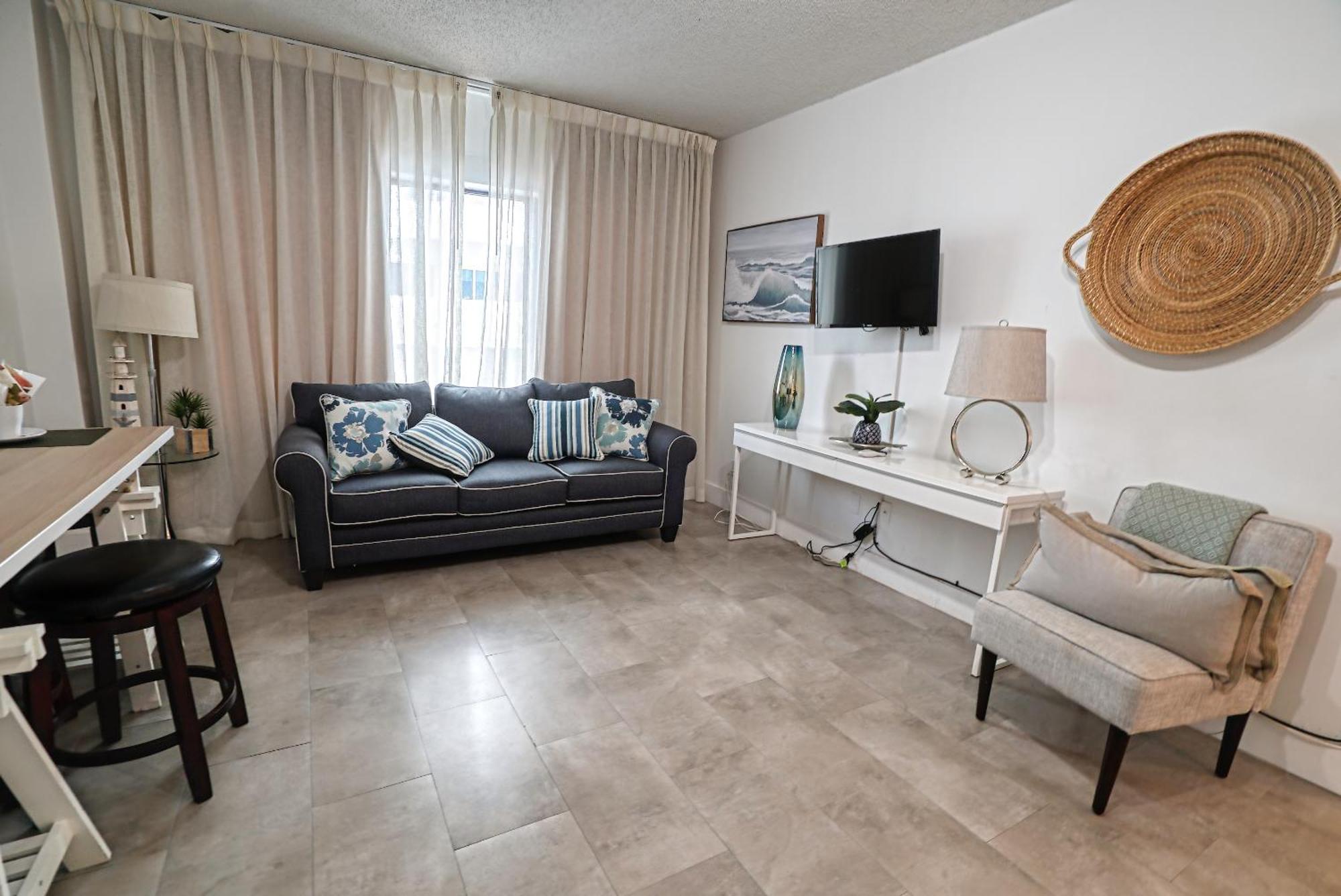 Deluxe Studios And Apartments At The Casablanca Miami Beach Room photo