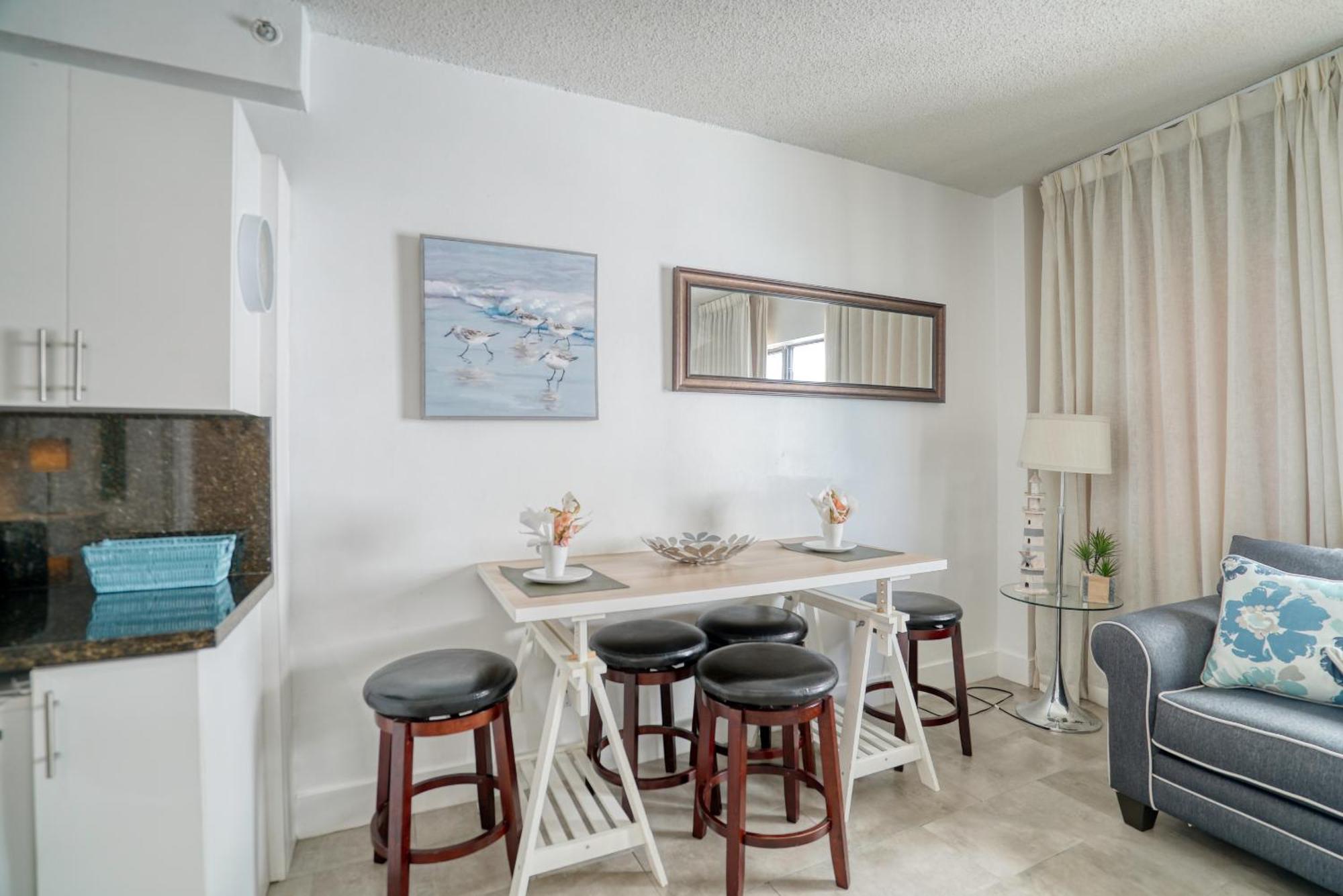 Deluxe Studios And Apartments At The Casablanca Miami Beach Room photo